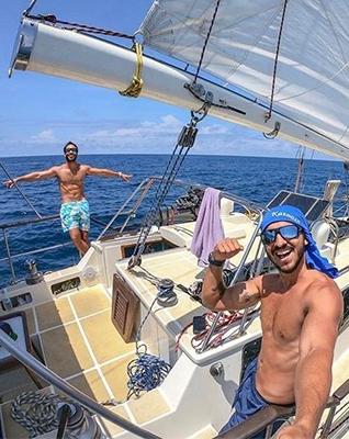 Barco brasileiro fica  deriva na Polinsia Francesa aps ventos de 110km/h