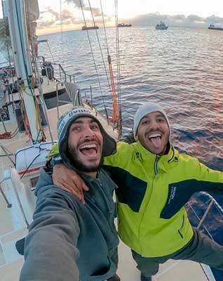 Irmos do veleiro Katoosh esto prestes a dar a volta ao mundo; veja