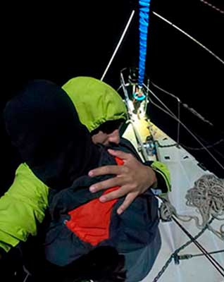 Choro e tempestade: irmos relatam apuros aps 24h  deriva na Polinsia Francesa